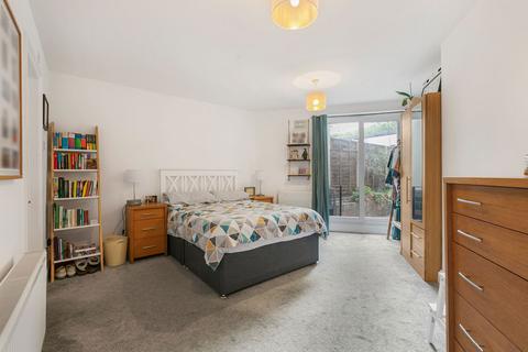 Eardley Road, London SW16 2 bed flat for sale