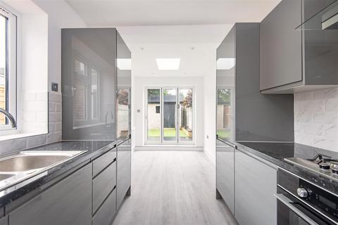 Daventry Avenue, London 3 bed house for sale