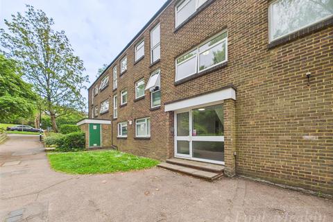 42 Woodpecker mount, Pixton Way, Croydon 1 bed flat for sale