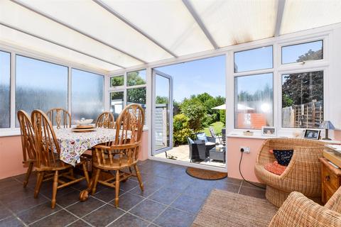 Medway Avenue, Yalding, Maidstone, Kent 3 bed semi