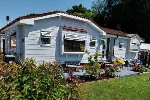 Dengrove Park, Shalloak Road, Broad Oak 3 bed park home for sale