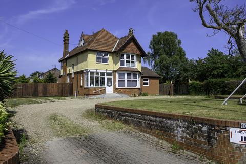 High Road, Felixstowe IP11 5 bed detached house for sale