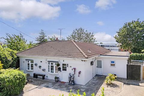 Long Road, Canvey Island SS8 4 bed detached bungalow for sale