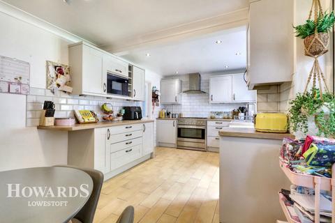 Grampian Way, Lowestoft 3 bed semi