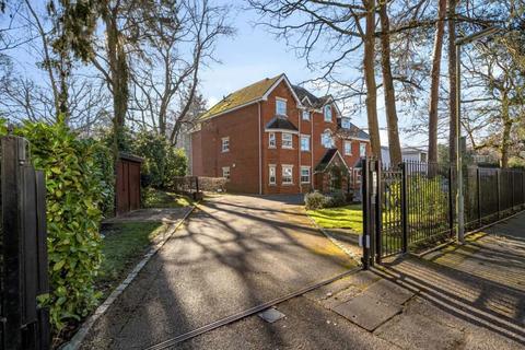 Gordon Road, Camberley, Surrey, GU15 2 bed apartment for sale