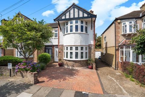 Kendrey Gardens, Twickenham, TW2 3 bed semi