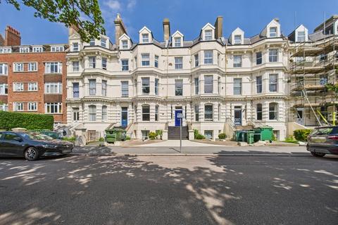 Castle Hill Avenue, Folkestone 2 bed apartment for sale