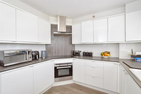 Southfields Road, Littlehampton BN17 4 bed semi
