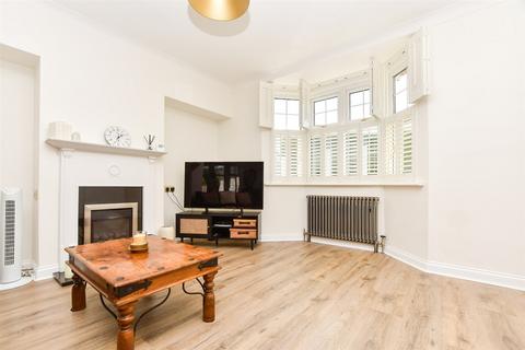 London Road, East Grinstead RH19 2 bed semi