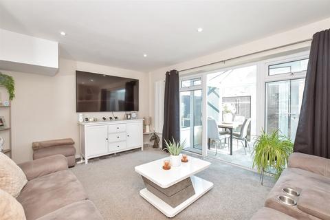 Oakcroft Gardens, Littlehampton BN17 3 bed semi