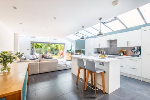 Melrose Avenue, Willesden Green... 2 bed flat for sale