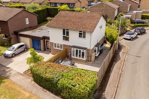 Stuart Way, East Grinstead RH19 5 bed link detached house for sale