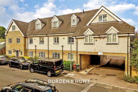 Foxburrows Court, Chigwell, IG7 2 bed apartment for sale