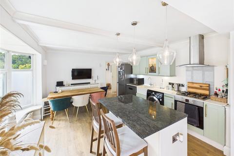 Shalford Road, Surrey GU4 2 bed maisonette for sale