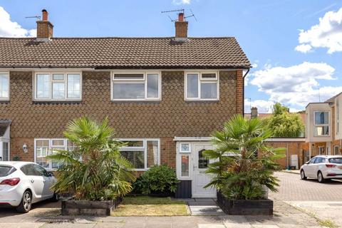 Stirling Road, Twickenham, 12 mins... 2 bed semi
