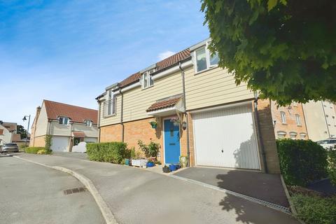 Piernik Close, Swindon, SN25 1AS 2 bed coach house for sale
