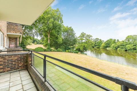 Farington Acres, Weybridge KT13 2 bed flat for sale