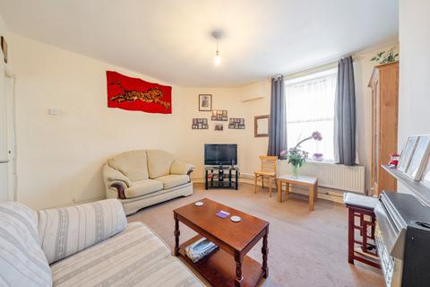 Tilson Gardens, London, SW2 2 bed flat for sale