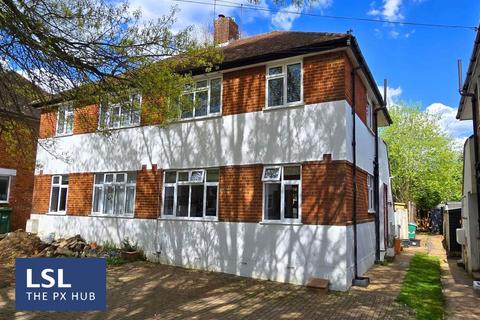 Kingsley Grove, Reigate RH2 2 bed ground floor maisonette for sale
