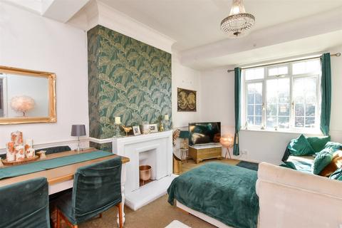 Strand Parade, Worthing BN12 2 bed apartment for sale