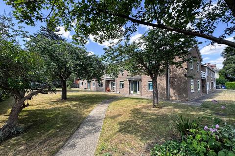 Australia Court, Cambridge, 2 bed flat for sale