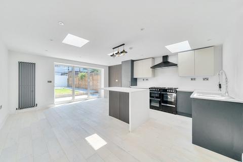 Mansell Road, Acton, London, W3 2 bed flat for sale