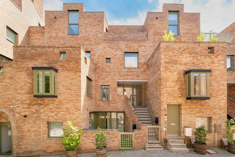 Edgewood Mews, London N3 2 bed maisonette for sale