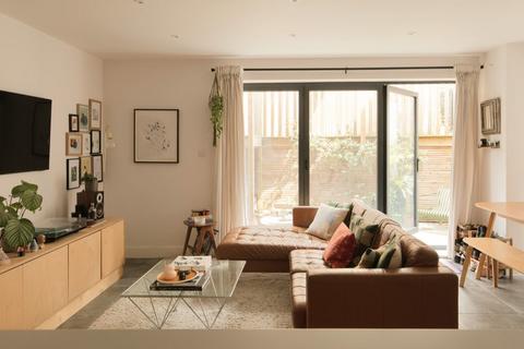 Kinsale Rd, Peckham Rye, SE15 2 bed flat for sale