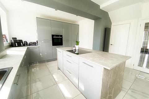 Larchwood Avenue, Walkerville... 3 bed semi