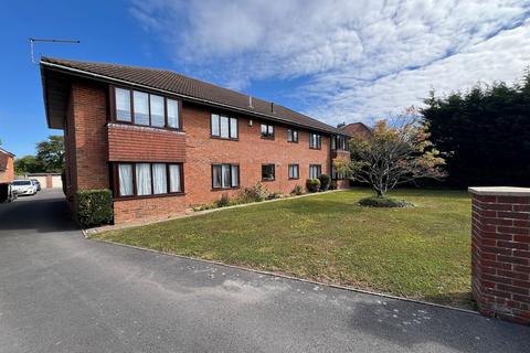 32 Osborne Road, New Milton... 2 bed ground floor flat for sale
