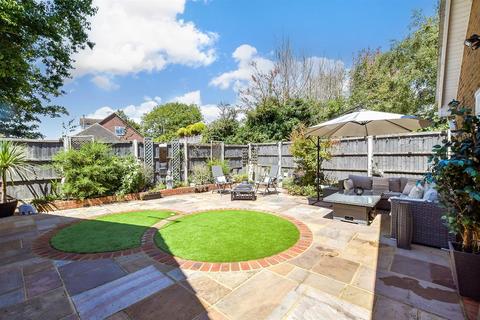 Lodge Close, Bognor Regis PO22 2 bed detached bungalow for sale