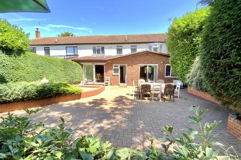 Newport Road, Hanslope 4 bed semi