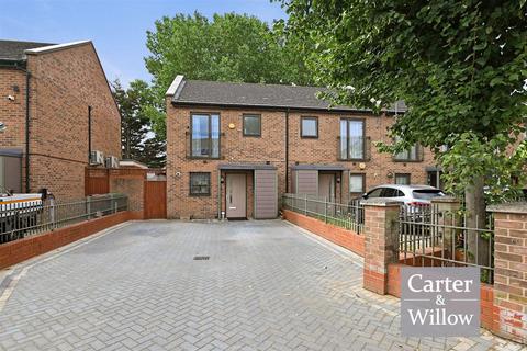 Ager Avenue, Essex 3 bed end of terrace house for sale