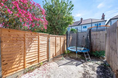 Tynemouth Road, Mitcham, CR4 2 bed flat for sale