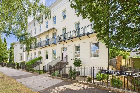 Clarence Square, Cheltenham... 2 bed apartment for sale