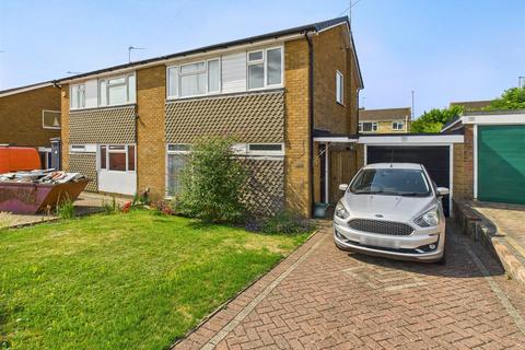 Douglas Road, Aylesbury HP20 3 bed semi