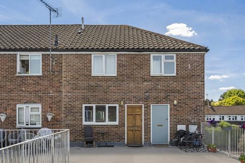 Marshall Parade, Woking GU22 2 bed maisonette for sale