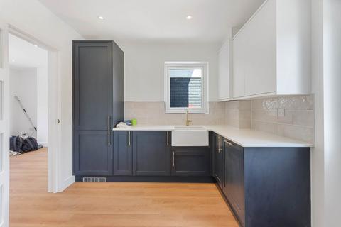 Crescent Way, London 3 bed terraced house for sale