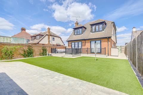 Farm View, Rayleigh, SS6 4 bed detached house for sale