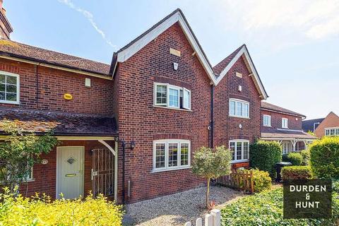 Retreat Way, Chigwell, IG7 2 bed terraced house for sale