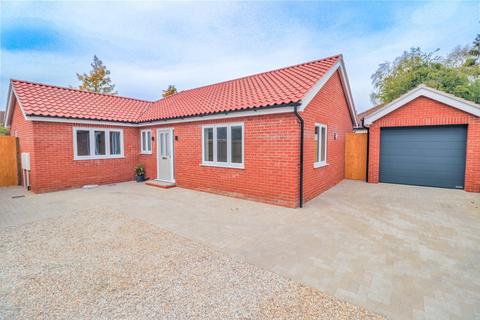The Cross, Wivenhoe, Colchester, CO7 3 bed detached bungalow for sale