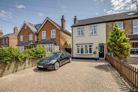 Furlong Road, Bourne End... 2 bed semi
