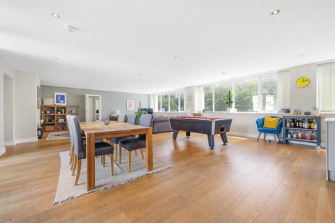 Brixton Hill, SW2 3 bed flat for sale