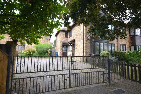 The Avenue, Harrow Weald, HA3 2 bed cluster house for sale