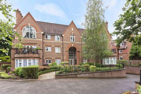 Queens Road, Weybridge KT13 2 bed flat for sale
