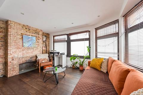 Hackney, London, Bethnal Green... 2 bed flat for sale