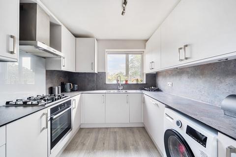 Queensmere Road, Southfields, London... 2 bed flat for sale
