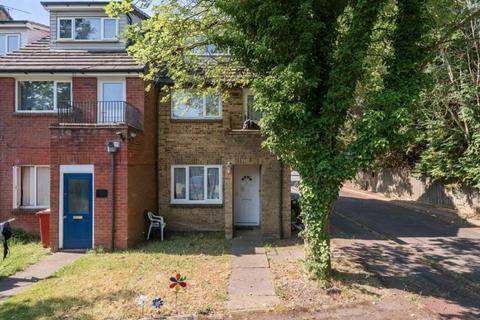 Mead Avenue, Slough, Berkshire, SL3 8JD 1 bed apartment for sale