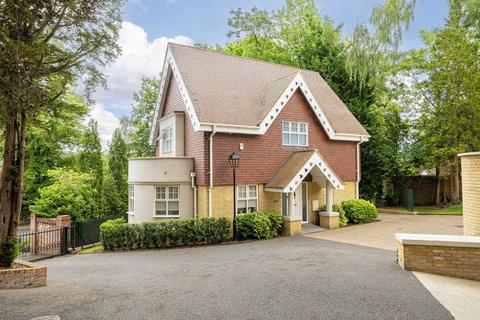 Ridgewood, Weybridge KT13 3 bed detached house for sale