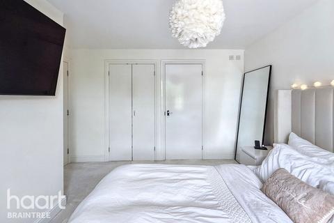 Haslers Place, Dunmow 2 bed flat for sale